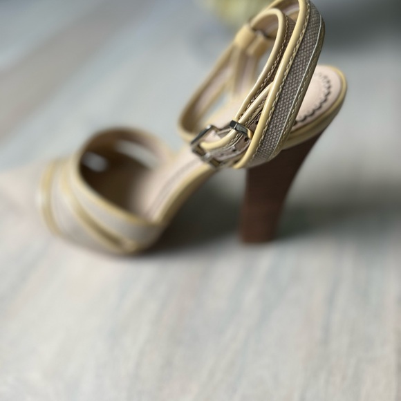 Ankle strapped stylish Heels - Picture 5 of 16